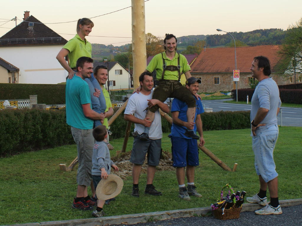 Maibaum aufstellen bei OBI Reinhard Meister - 28.04.2012